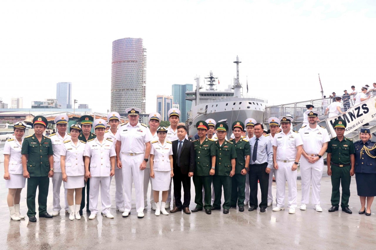 Các đại biểu dự lễ đón hai tàu hải quân New Zealand chụp ảnh lưu niệm. (Nguồn: TTXVN)