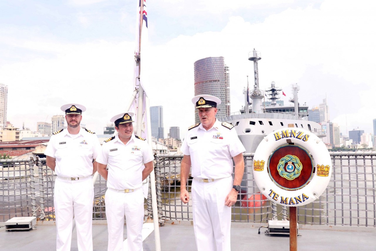 Chuẩn Đô đốc James Gilmmour (ngoài cùng bên phải), Tư lệnh Liên quân New Zealand và hai thuyền trưởng tàu HMNZS Te Mana và HMNZS Aotearoa trong buổi họp báo trên tàu MNZS Te Mana. (Nguồn: TTXVN)