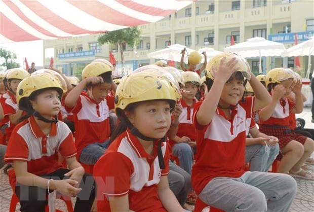 Two million helmets to be presented to first graders in this school year | Society | Vietnam+ (VietnamPlus)