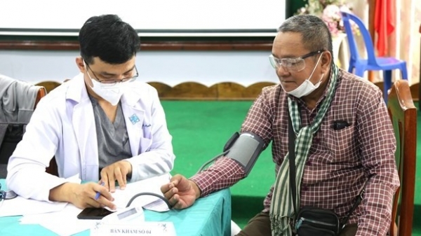 HCM City delegation provides health check-ups for needy people in Cambodia