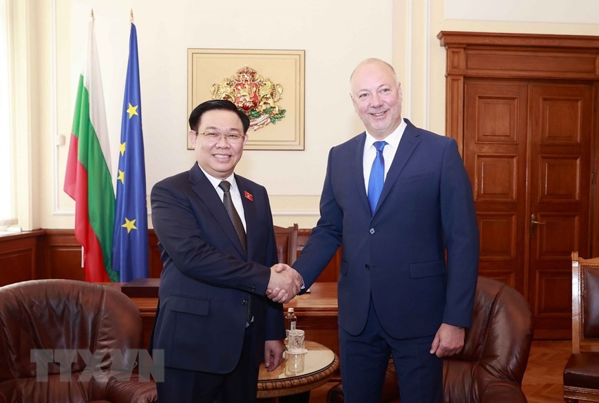 NA Chairman Vuong Dinh Hue, Bulgarian counterpart Rosen Zhelyazkov hold talks