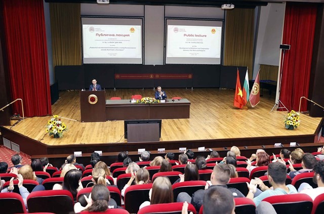 NA Chairman Vuong Dinh Hue delivers keynote policy speech in Sofia university