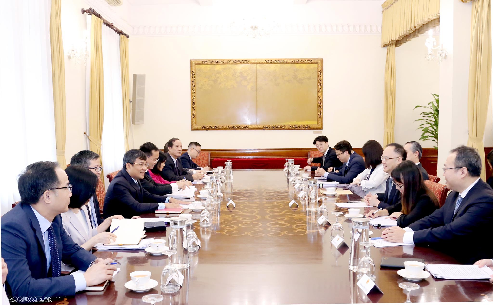 Deputy FM Nguyen Minh Vu receives Chinese Assistant Foreign Minister Nong Rong in Hanoi