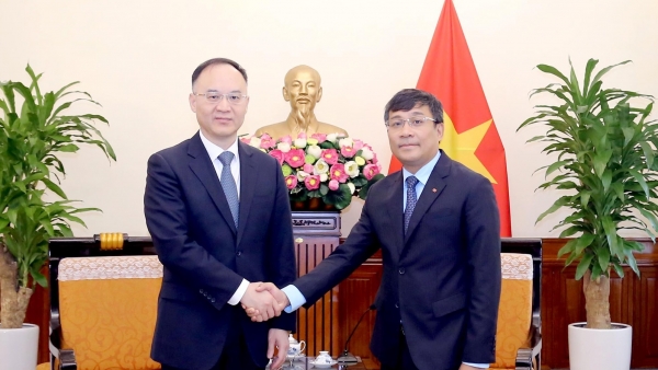 Deputy FM Nguyen Minh Vu receives Chinese Assistant Foreign Minister Nong Rong in Hanoi