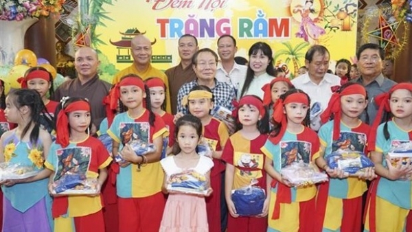 Association of Vietnamese People in Vientiane held Mid-Autumn Festival  for children in Laos