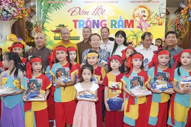 Mid-Autumn Festival held for Vietnamese children in Laos | Society | Vietnam+ (VietnamPlus)