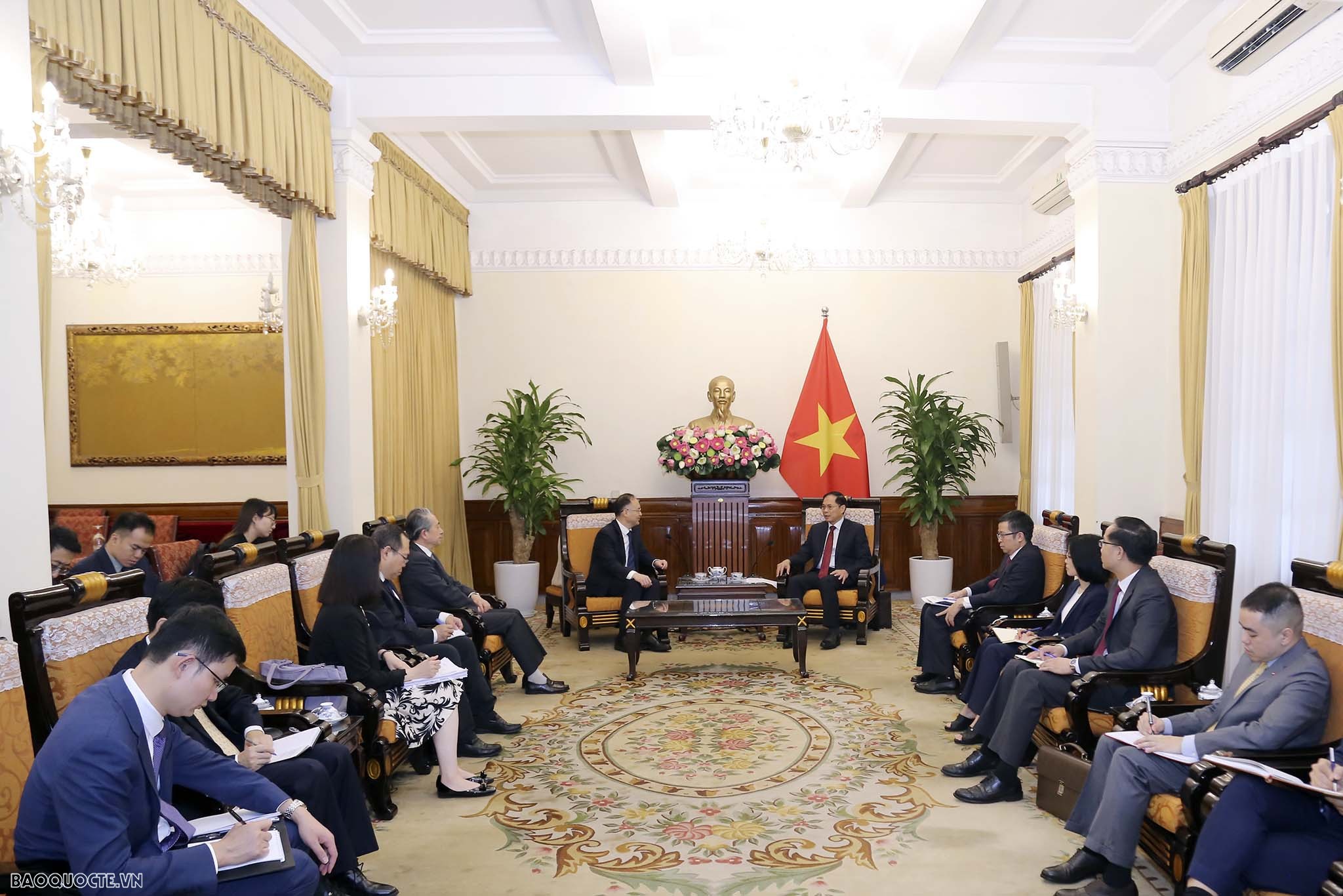FM Bui Thanh Son receives Chinese Assistant FM Nong Rong