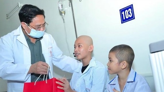 PM Pham Minh Chinh presents Mid-Autumn-Festival gifts to child patients