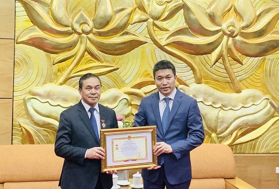 Friendship medal awarded to Lao Ambassador Sengphet Houngboungnuang