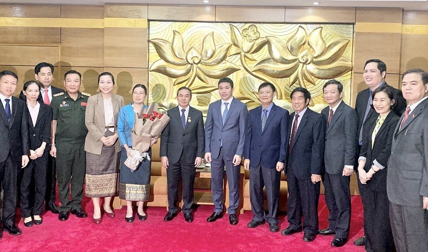 Friendship medal awarded to Lao Ambassador Sengphet Houngboungnuang