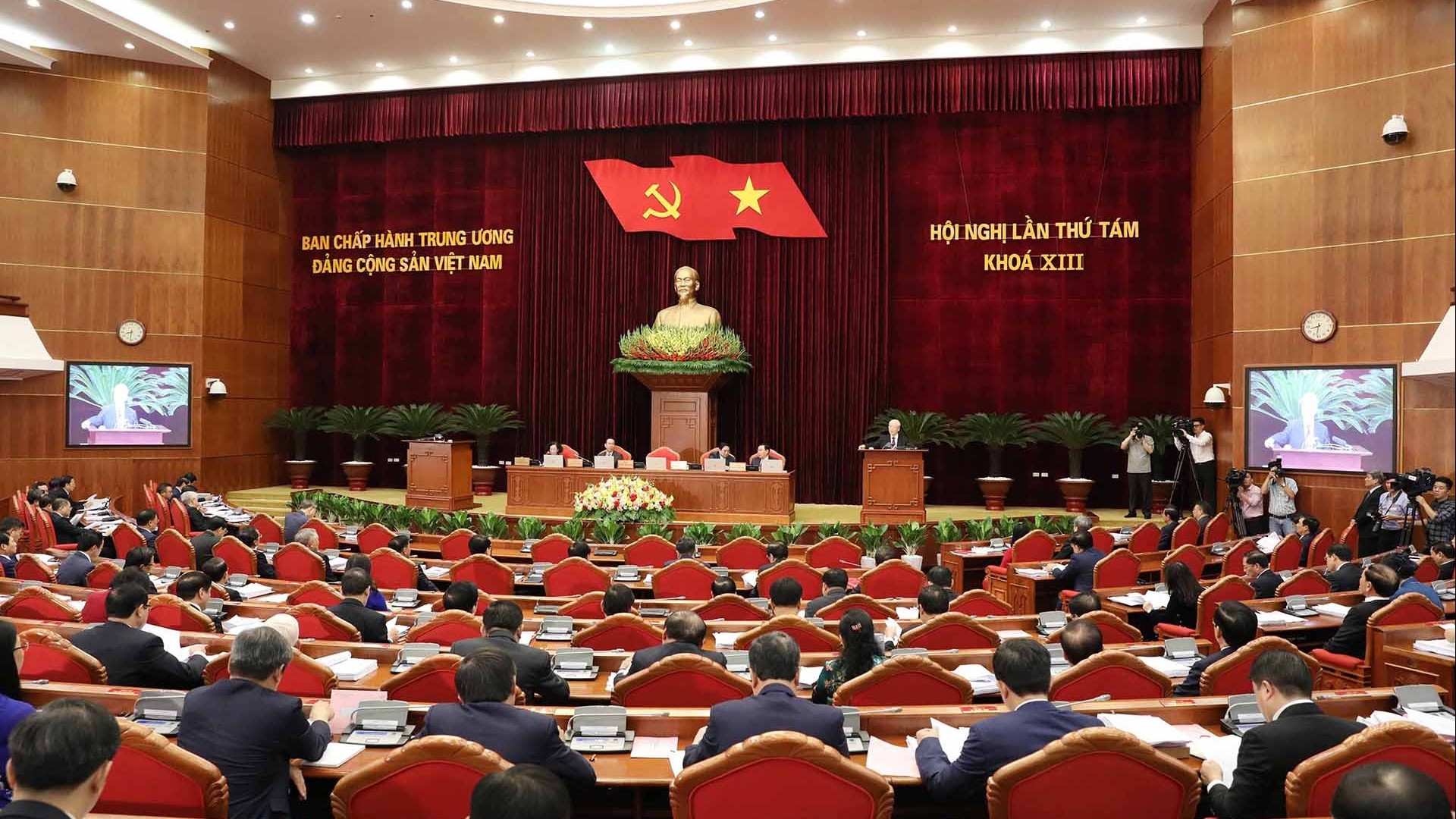 13th Party Central Committee’s 8th plenum: New members to Secretariat and Inspection Commission elected