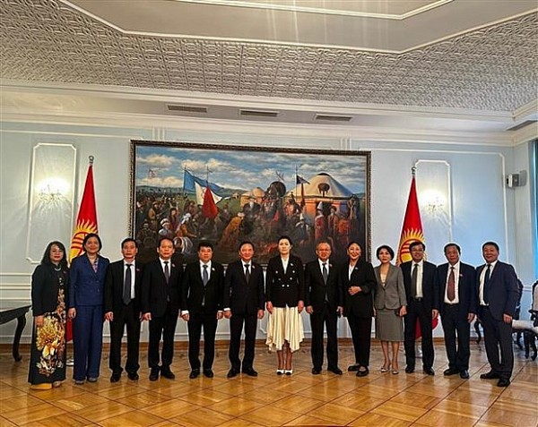 NA Vice Chairman Nguyen Khac Dinh visits Kyrgyzstan, promoting traditonal ties