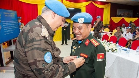 UNMISS presented UN peacekeeping orders to Vietnamese police officers