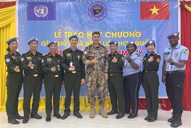 UNMISS UN presented UN peacekeeping orders to Vietnamese police officers