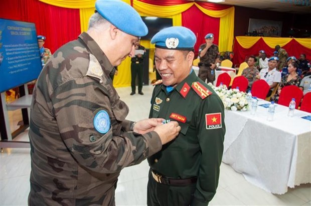 UNMISS UN presented UN peacekeeping orders to Vietnamese police officers