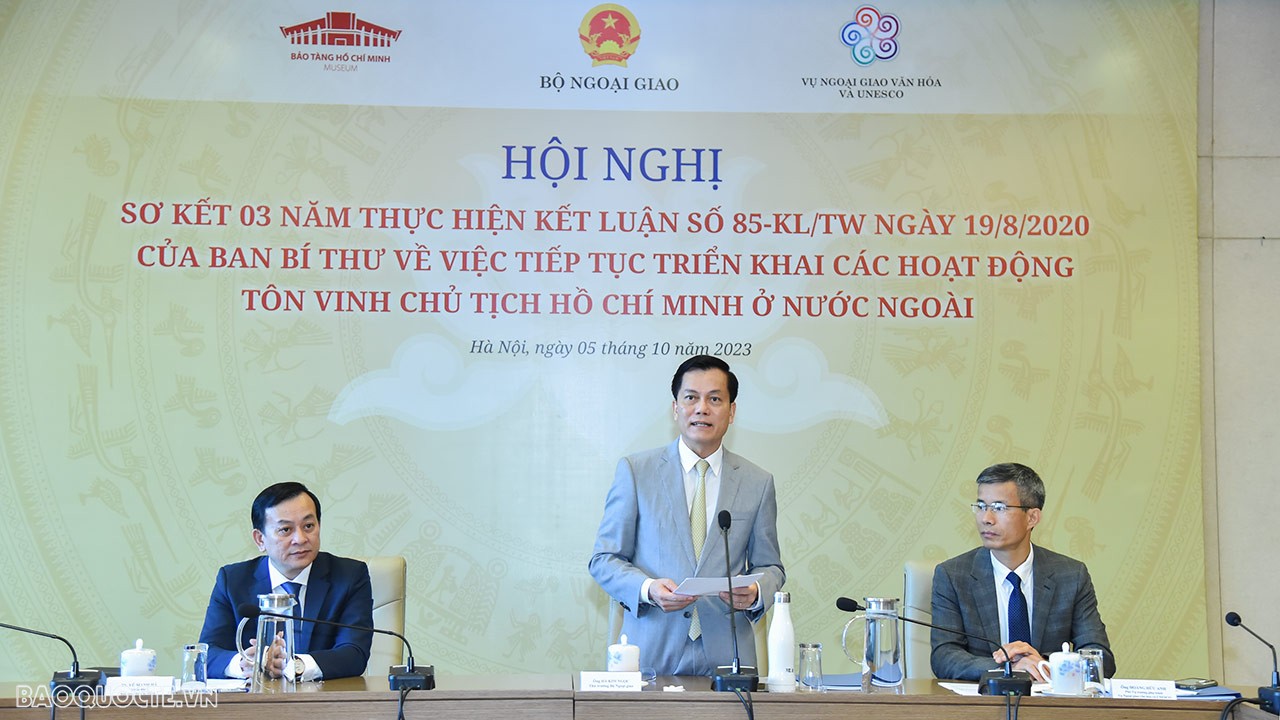 Thứ trưởng Ngoại giao, Chủ tịch Ủy ban quốc gia UNESCO Việt Nam H&agrave; Kim Ngọc ph&aacute;t biểu khai mạc Hội nghị sơ kết 03 năm triển khai c&aacute;c hoạt động tiếp tục tăng cường tuy&ecirc;n truyền, giới thiệu, t&ocirc;n vinh Chủ tịch Hồ Ch&iacute; Minh ở nước ngo&agrave;i, ng&agrave;y 5/10/2023. (Ảnh: Anh Sơn)