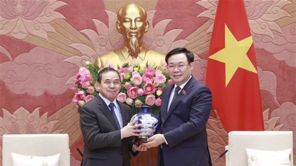 NA Chairman Vuong Dinh Hue receives Lao Ambassador Sengphet Houngboungnuang