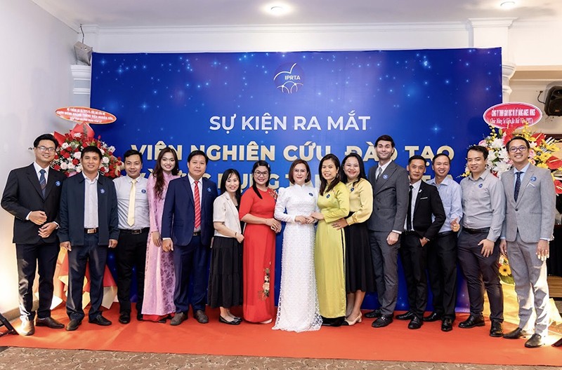 Institute Director Nguyen Thi Thuy Dung (standing in the middle) and the staff of the Institute for Research, Training, and Application of Psychology at the launch of the IPRTA Institute.
