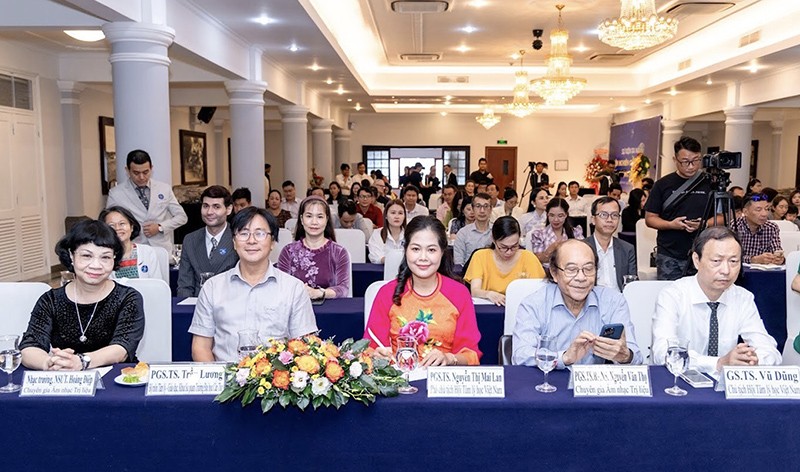 Professor Vu Dung (far right), Chairman of the Vietnam Association of Psychology, and other professors and psychological experts attended the launch of the IPRTA.