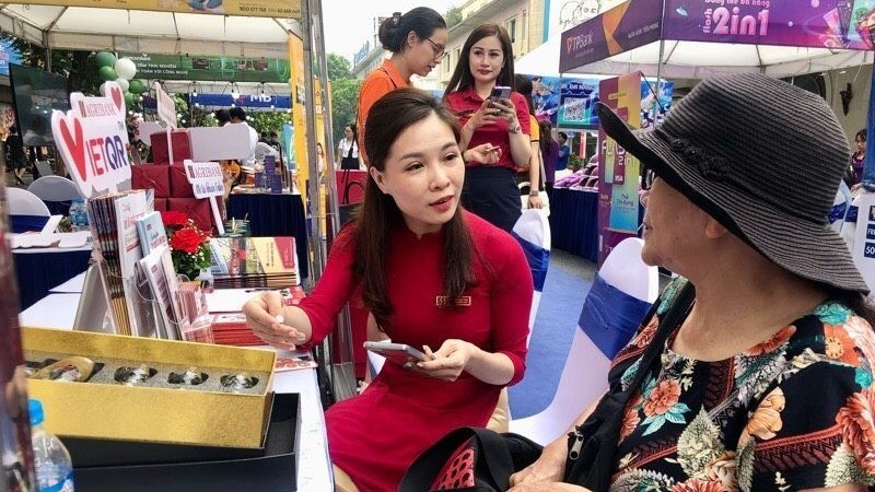 Hanoi launches cashless payment streets