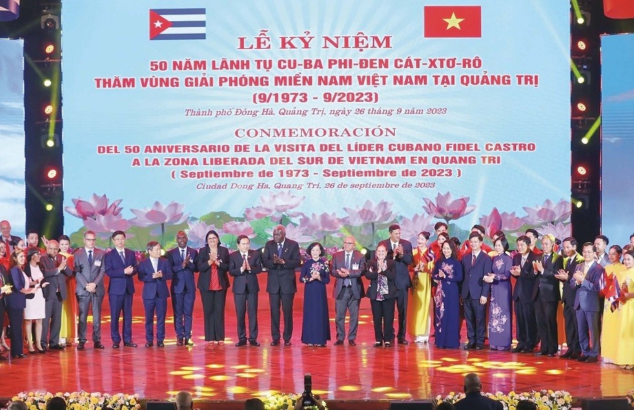 C&aacute;c đại biểu tham dự Lễ kỷ niệm 50 năm L&atilde;nh tụ Cuba Fidel Castro thăm v&ugrave;ng giải ph&oacute;ng miền Nam Việt Nam tại Quảng Trị tại th&agrave;nh phố Đ&ocirc;ng H&agrave;, tỉnh Quảng Trị ng&agrave;y 26/9. (Nguồn: TTXVN)