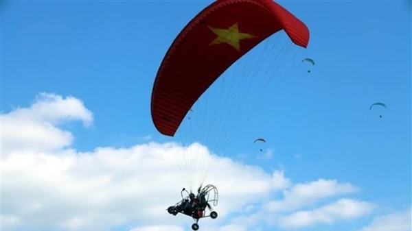 Powered paragliders set Vietnam’s record in Quang Ninh