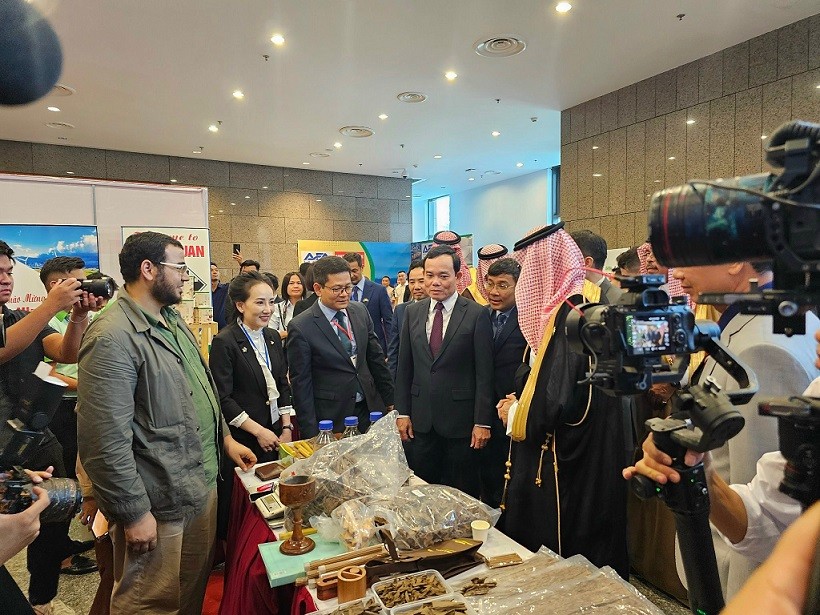 Deputy Prime Minister Tran Luu Quang visited the booth of NAW in the Vietnam - Saudi Arabia Business Forum held in September 2023 in Hanoi.