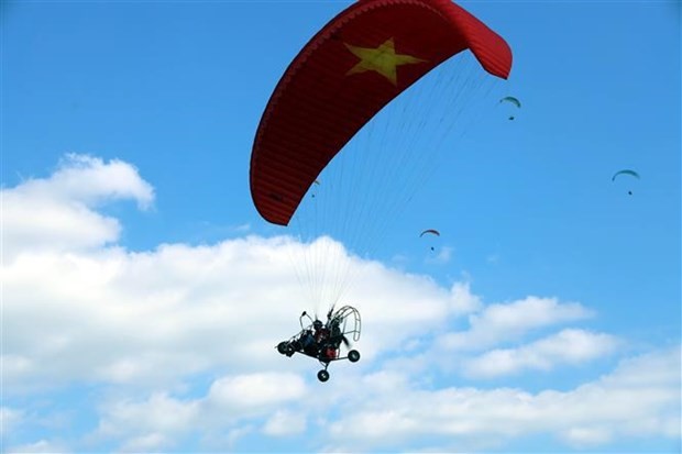 Powered paragliders set Vietnam’s record | Culture - Sports  | Vietnam+ (VietnamPlus)
