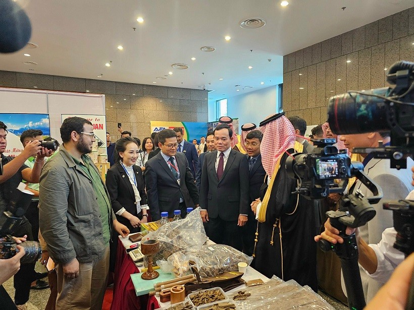 Deputy Prime Minister Tran Luu Quang visited the booth of NAW in the Vietnam - Saudi Arabia Business Forum held in September 2023 in Hanoi. Deputy Prime Minister Tran Luu Quang visited the booth of NAW in the Vietnam - Saudi Arabia Business Forum held in September 2023 in Hanoi.