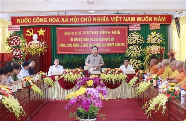 NA Chairman Vuong Dinh Hue congratulates Soc Trang monks, clerics on Sene Dolta festival