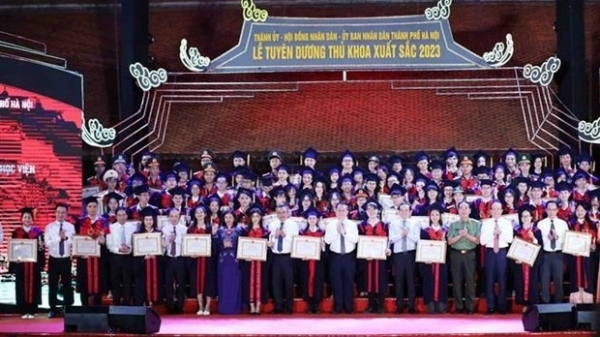 Hanoi honours 96 valedictorians from universities