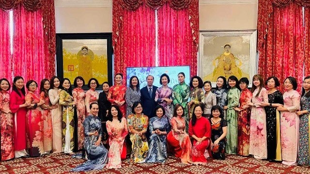 Vietnamese traditional “ao dai” introduced in US: Embassy