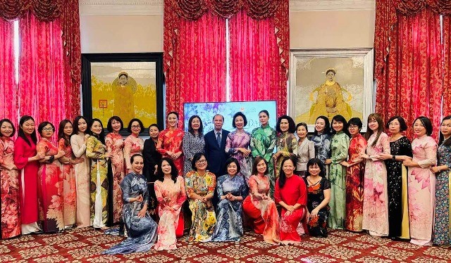 Vietnamese traditional “ao dai” introduced in US: Embassy