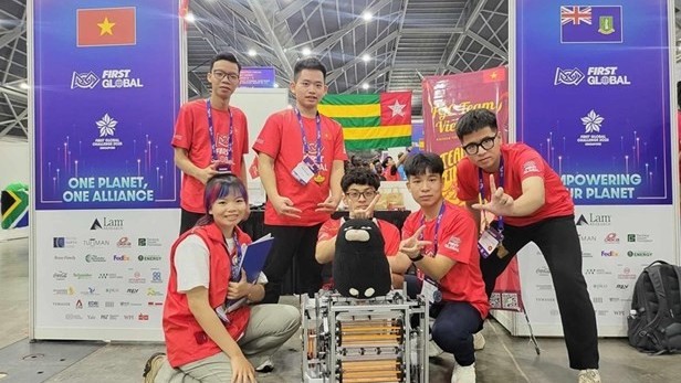 Vietnamese students win gold medal at world’s largest robotic competition in Singapore