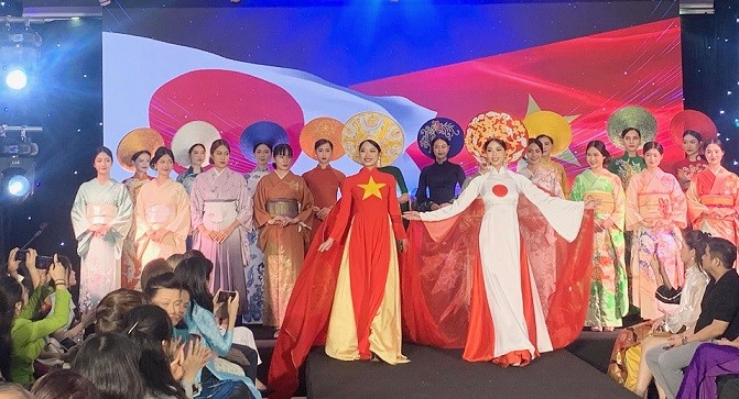 ‘Sắc Thu Việt – Nhật’: Cuộc giao lưu giữa áo dài và kimono