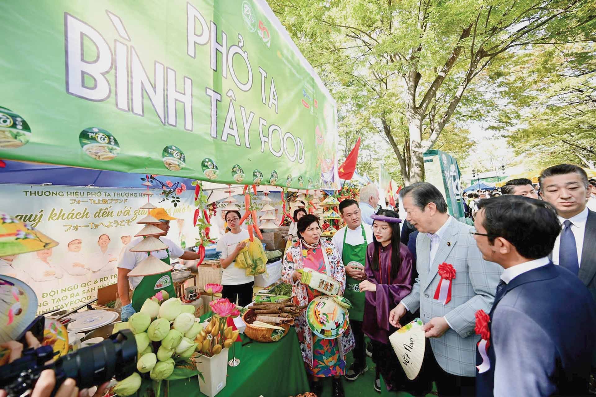 Thực khách xếp hàng và thưởng thức phở. (Ảnh: Quang Định) Thực khách xếp hàng và thưởng thức phở. (Ảnh: Quang Định)