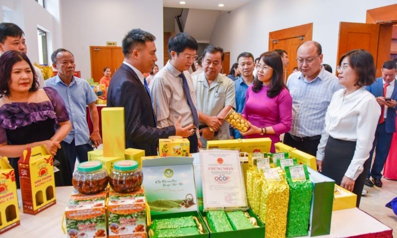 Delegates visit the booth introducing typical products of Quang Ninh Province in 2023. (Photo: NDO)