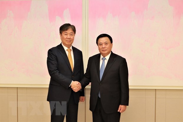 Politburo member Nguyen Xuan Thang (R) and Presidential Chief of Staff Kim Dae-ki. (Photo: VNA)