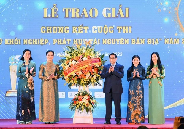 PM Pham Minh Chinh (third from right) presents flowers to congratulate the Vietnam Women's Union at the ceremony in Hanoi on October 14. (Photo: VNA)