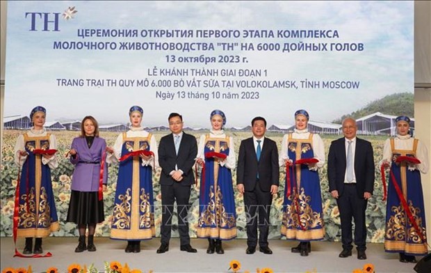 Representatives from authorities and TH Group at the inauguration of the first phase of TH Group's farm in Moscow oblast. (Photo: VNA)