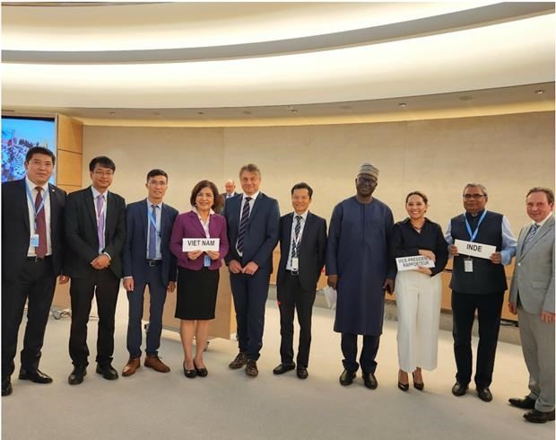 Vietnamese Ambassador Le Thi Tuyet Mai (fourth from left) in a group photo at the 54th session of the UN Human Rights Council. (Source: VNA)