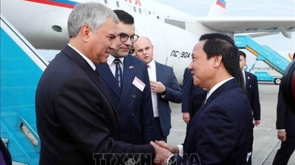 Chairman of Russian State Duma arrives in Hanoi, begins official visit
