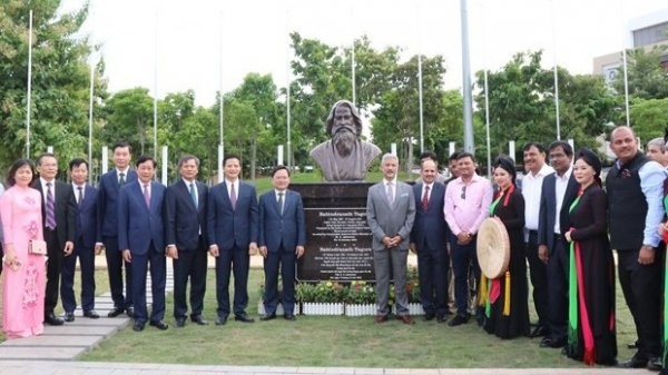 Indian Minister attends ceremony to inaugurate Statue of literary celebrity Tagore in Bac Ninh