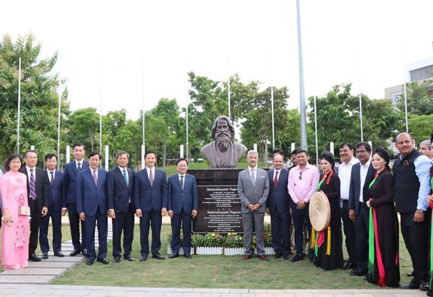 Indian Minister attends ceremony to inaugurate Statue of literary celebrity Tagore in Bac Ninh