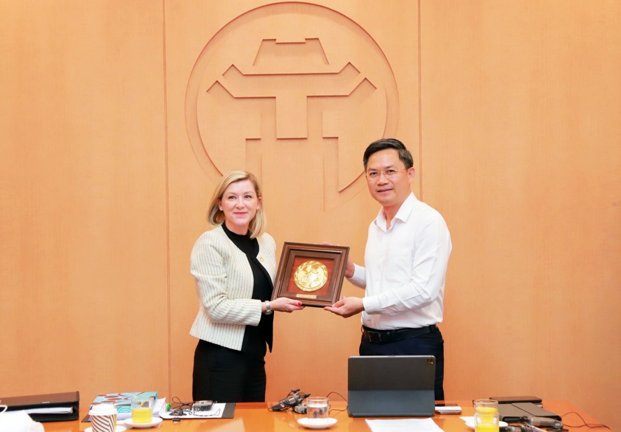 Vice Chairman of the Hanoi People’s Committee Ha Minh Hai presented Ms. Lucy Poole with a souvenir from Hanoi Capital
