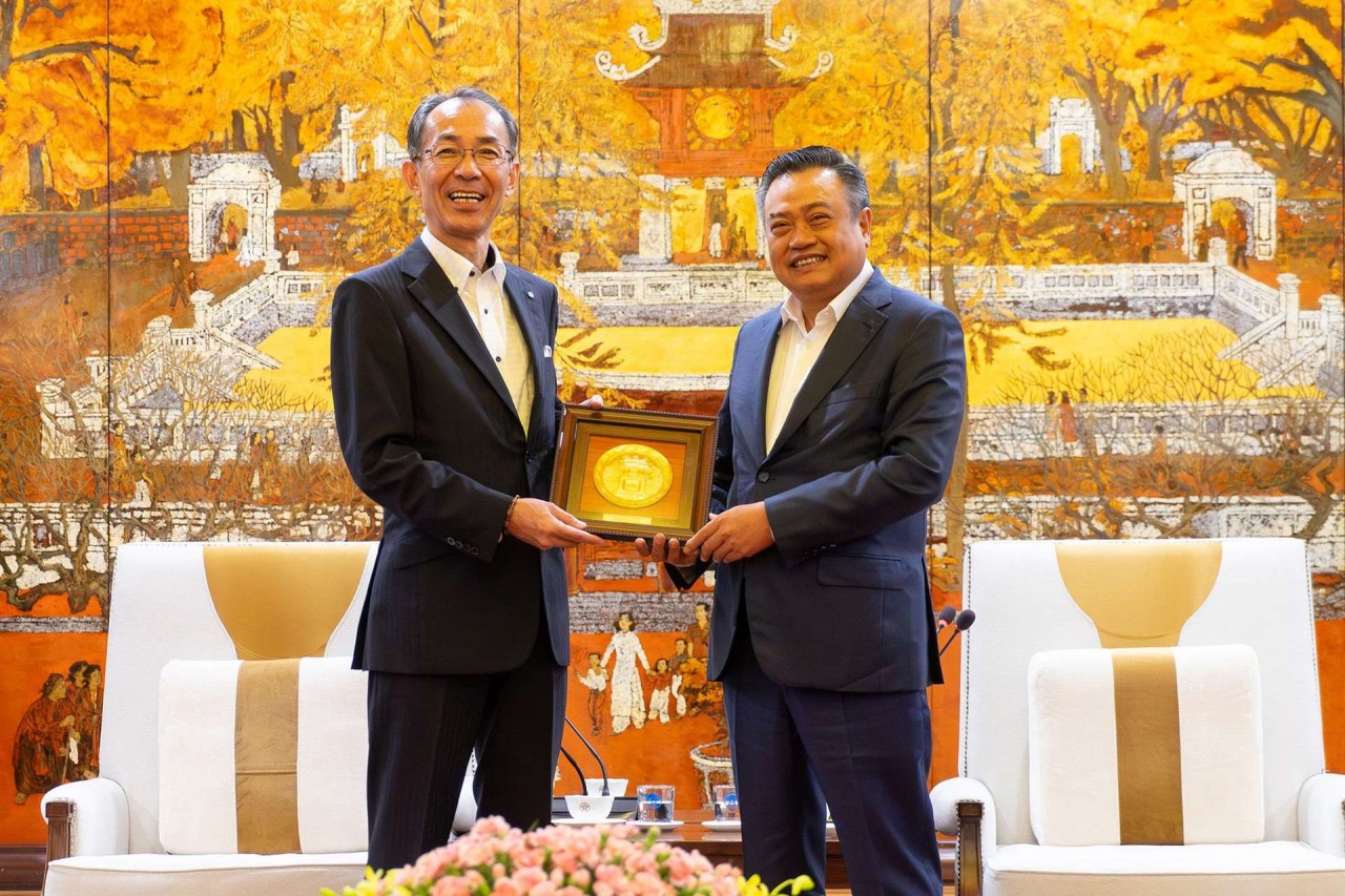  Chairman of the Hanoi People's Committee Tran Sy Thanh (right) presented a souvenir from Hanoi Capital to Fukuoka City Deputy Mayor Eiichi Nakamura.