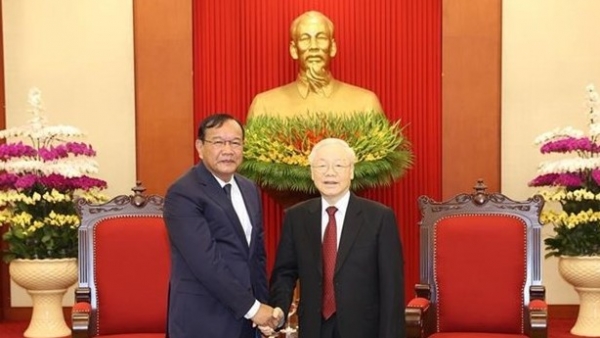 Party General Secretary Nguyen Phu Trong receives CPP External Relations Commission Head