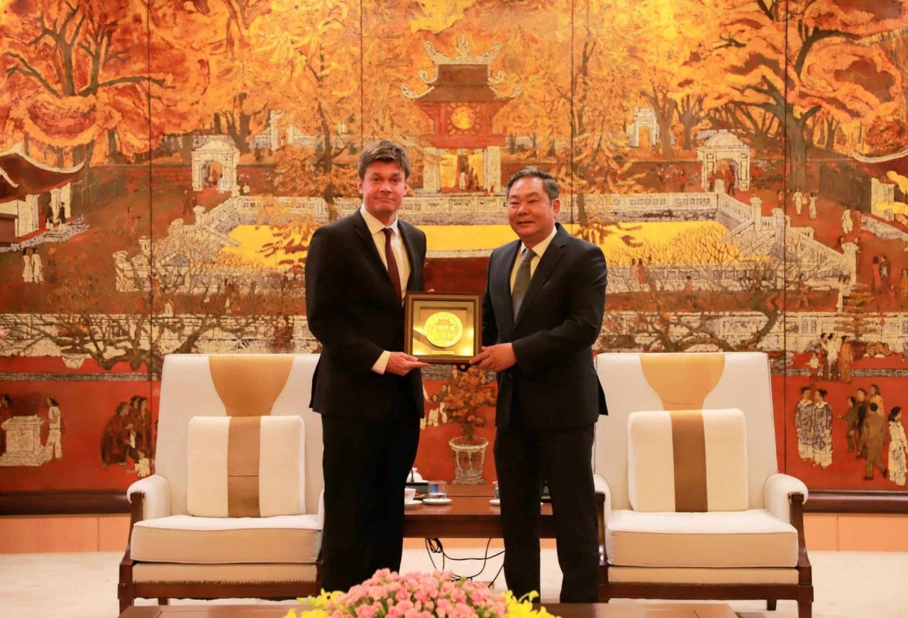 Vice Chairman of the Hanoi People’s Committee Le Hong Son presented a souvenir to Vice Mayor of Tampere city of Finland Ilkka Sasa.