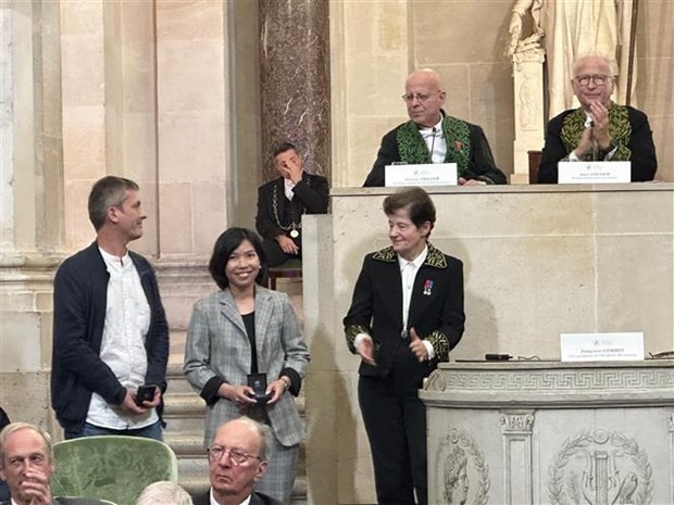 Dr. Hoang Thi Giang (standing, front, middle) at the awarding ceremony in Paris on October 17(Photo: VNA)