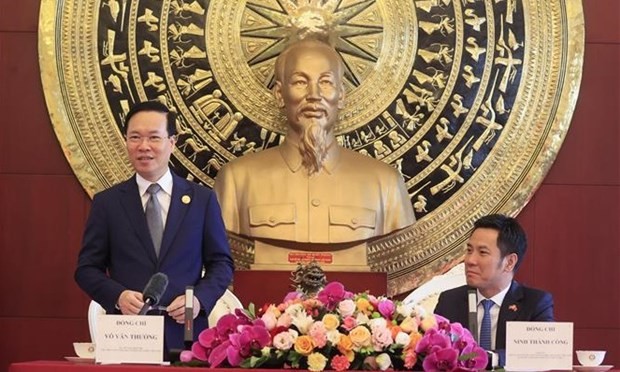 President meets with Vietnamese representative agencies in Beijing